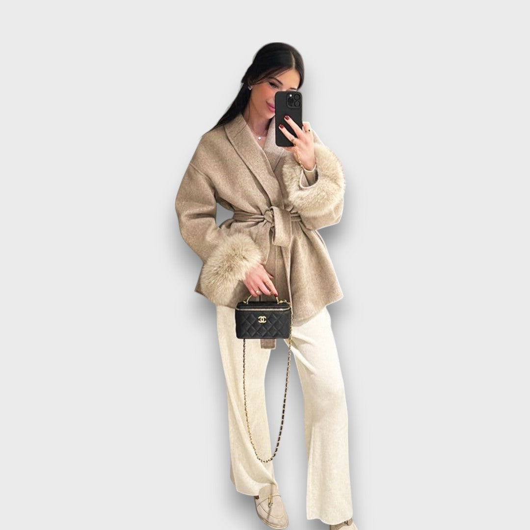 Irena – Płaszcz z futrzanymi mankietami